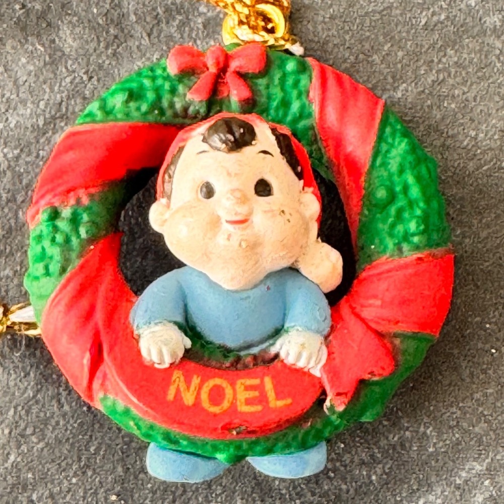 Vintage Noel Christmas Ornament‎ Wreath Child Figurine Hanging Charm Gold Cord